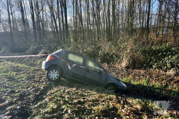 Auto belandt in sloot