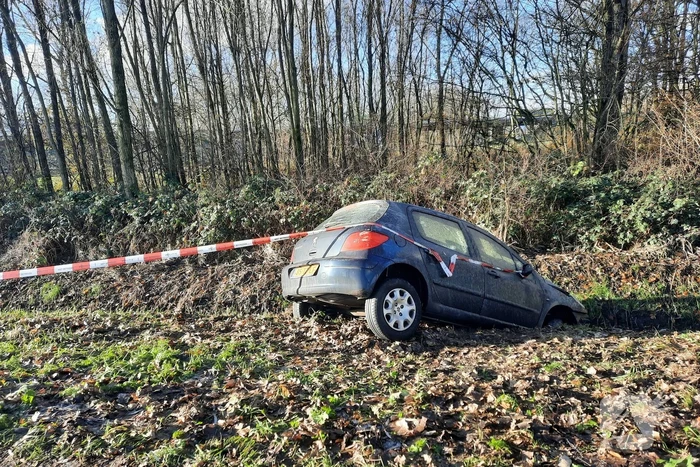 Auto belandt in sloot