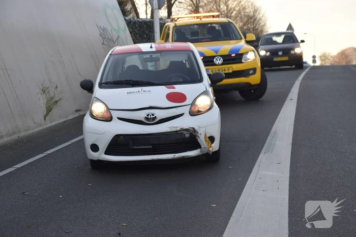 Twee auto's botsen onder spoortunnel