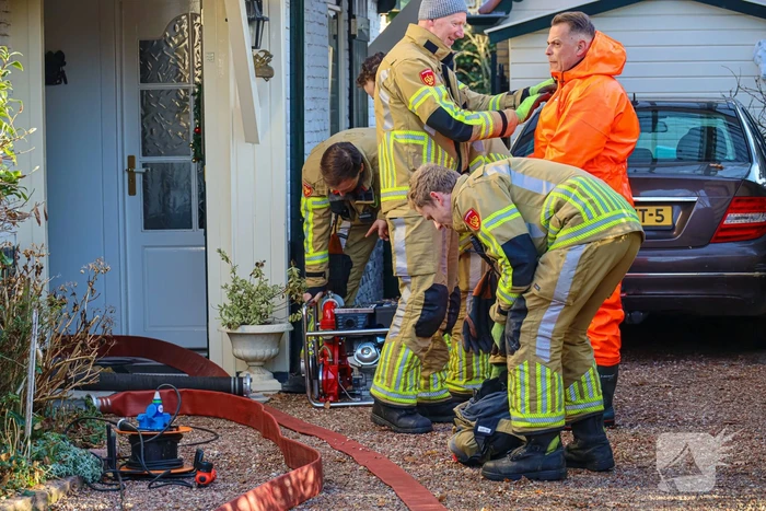 Gesprongen waterleiding zet kelder vol water