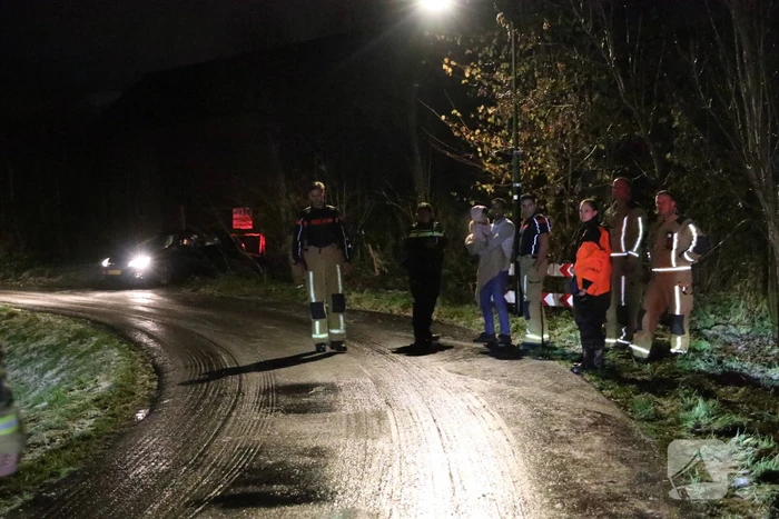 Automobilist belandt in sloot door gladheid