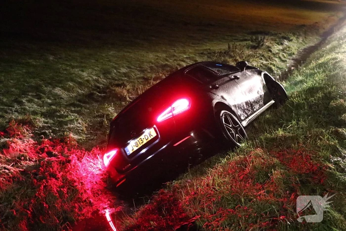 Automobilist belandt in sloot door gladheid