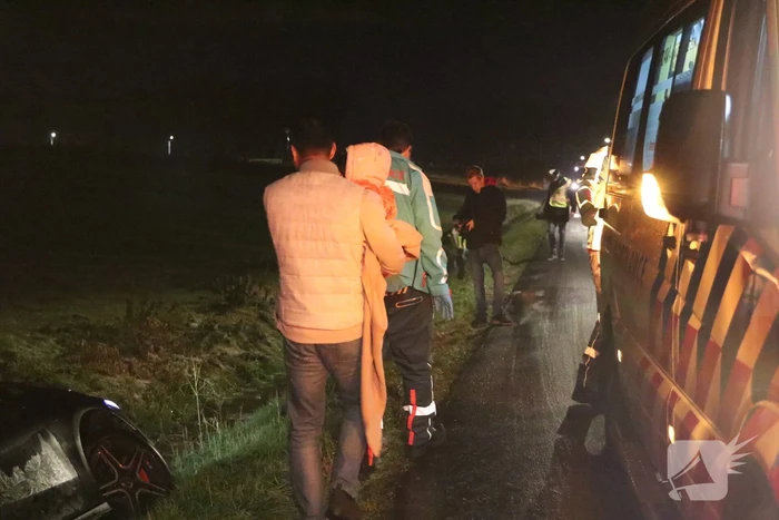 Automobilist belandt in sloot door gladheid