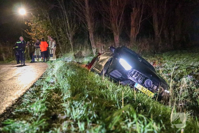 Automobilist belandt in sloot door gladheid