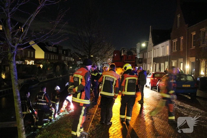 Brandweer redt mensen van auto