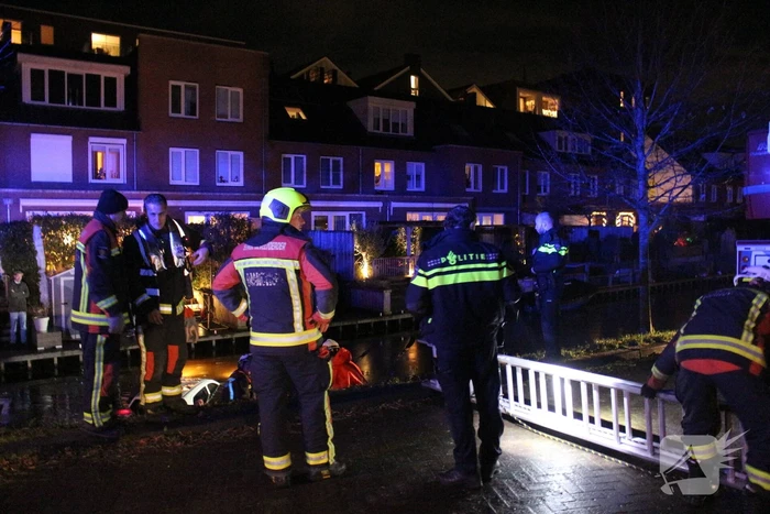 Brandweer redt mensen van auto