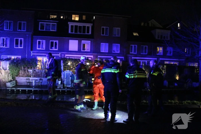 Brandweer redt mensen van auto