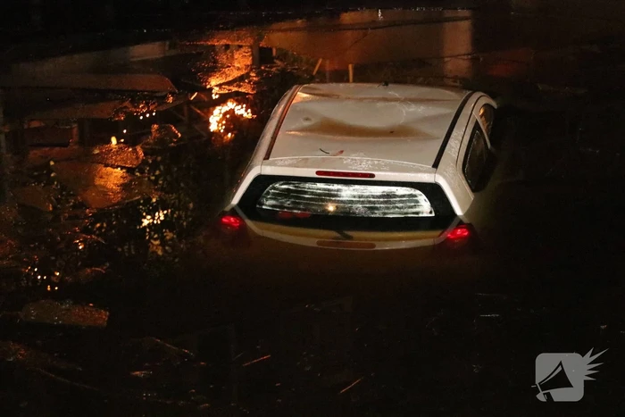 Brandweer redt mensen van auto