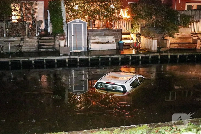Brandweer redt mensen van auto