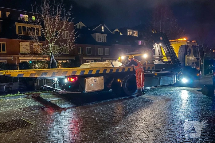 Brandweer redt mensen van auto