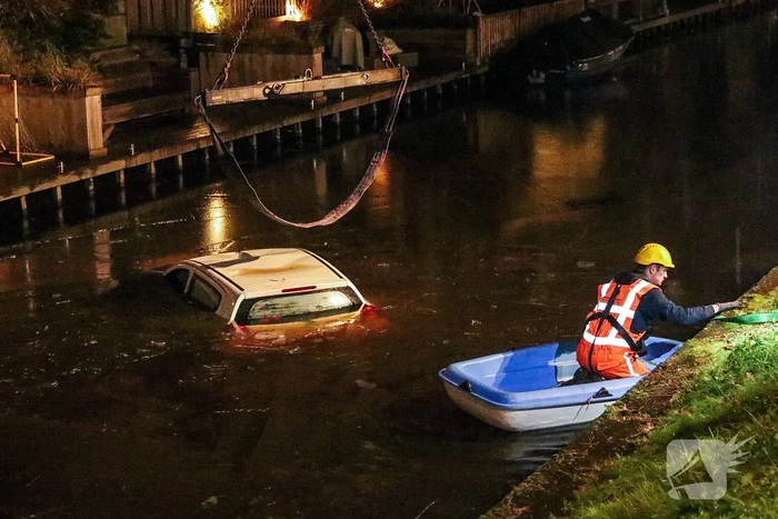 Brandweer redt mensen van auto