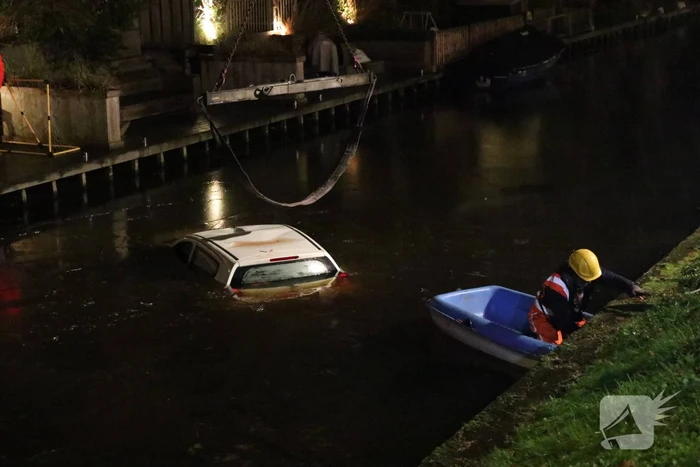Brandweer redt mensen van auto