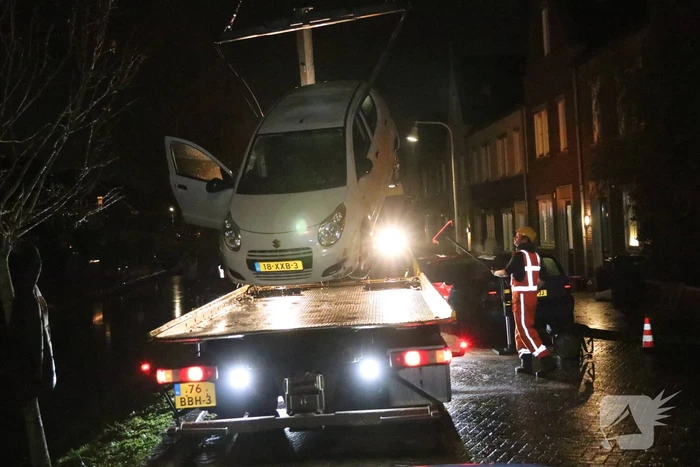 Brandweer redt mensen van auto