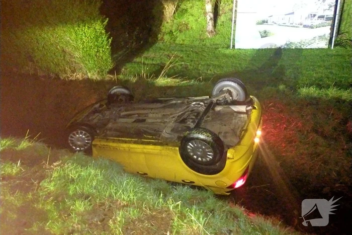 Auto op de kop in de greppel
