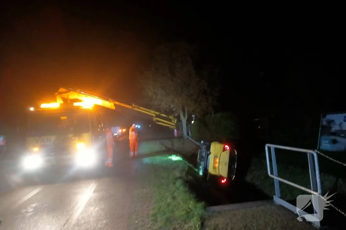 Auto op de kop in de greppel