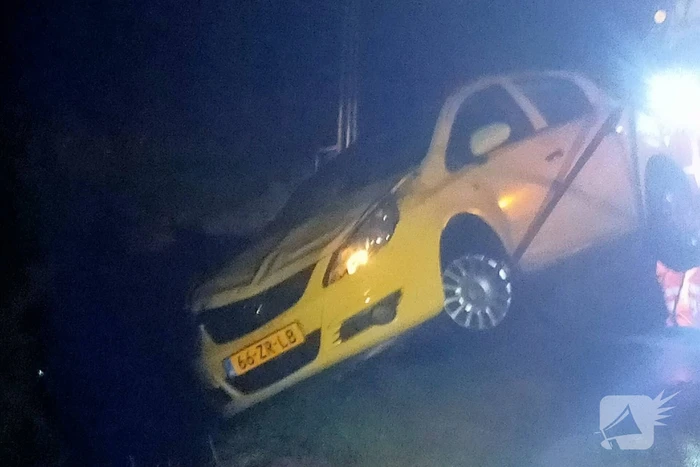 Auto op de kop in de greppel