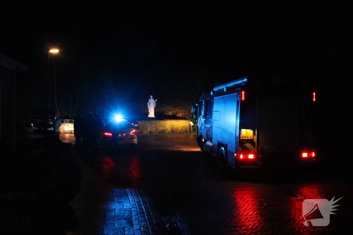 Auto glijdt door tegen woning