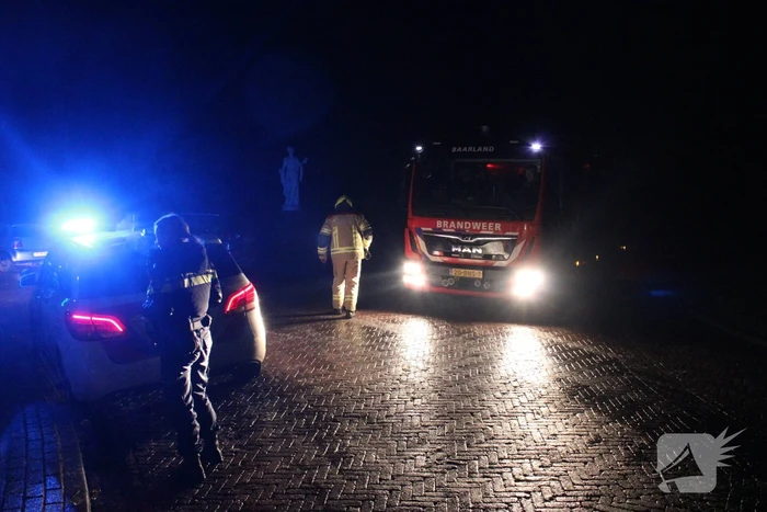 Auto glijdt door tegen woning