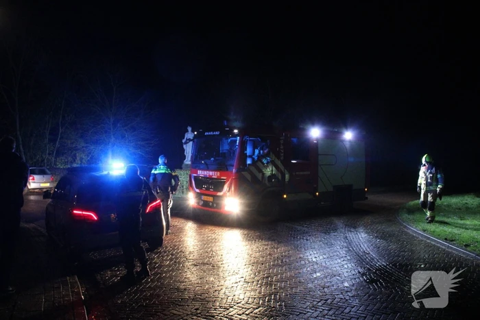 Auto glijdt door tegen woning