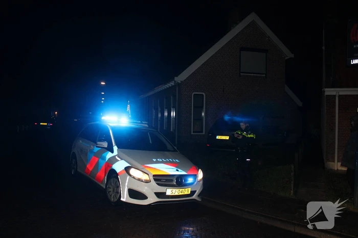 Auto glijdt door tegen woning
