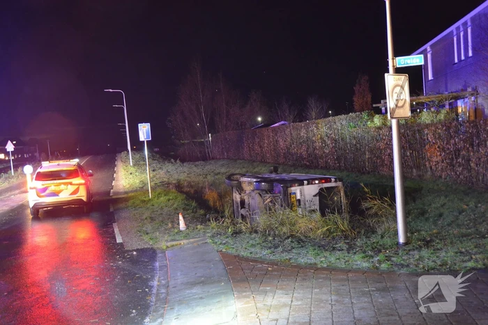 Busje raakt te water door gladheid