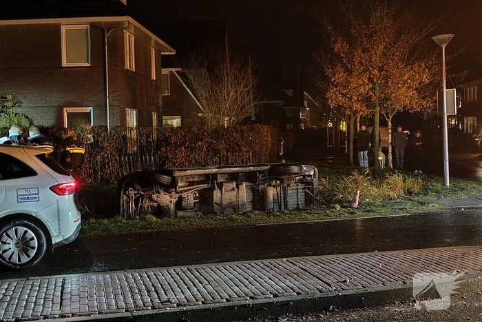 Busje raakt te water door gladheid