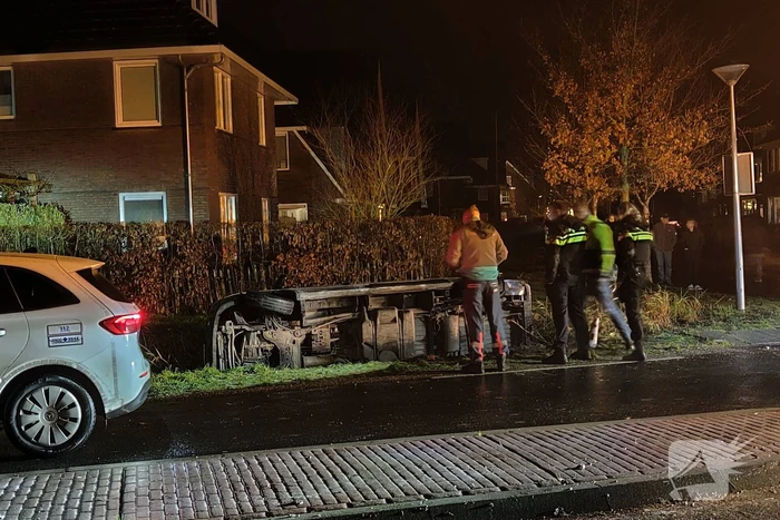 Busje raakt te water door gladheid