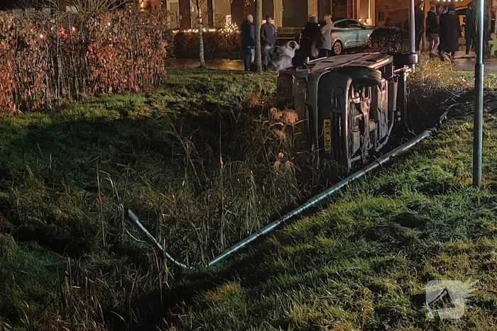 Busje raakt te water door gladheid