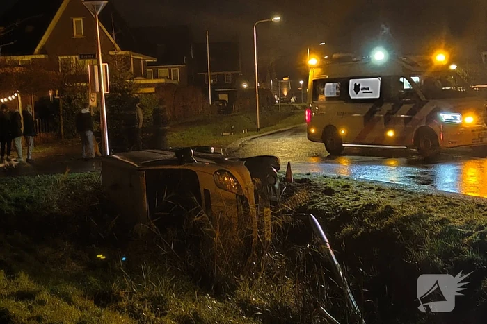Busje raakt te water door gladheid