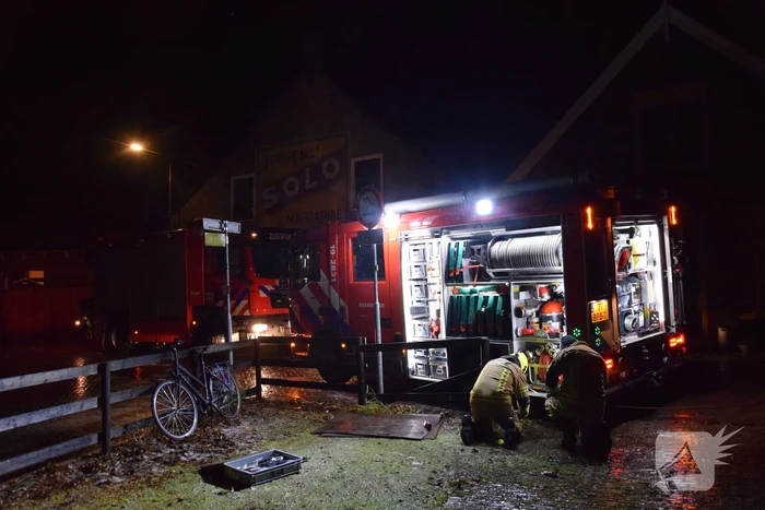 Brandweer wijkt uit voor geparkeerde auto en raakt in de problemen door gladheid