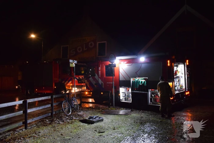 Brandweer wijkt uit voor geparkeerde auto en raakt in de problemen door gladheid