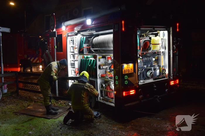 Brandweer wijkt uit voor geparkeerde auto en raakt in de problemen door gladheid