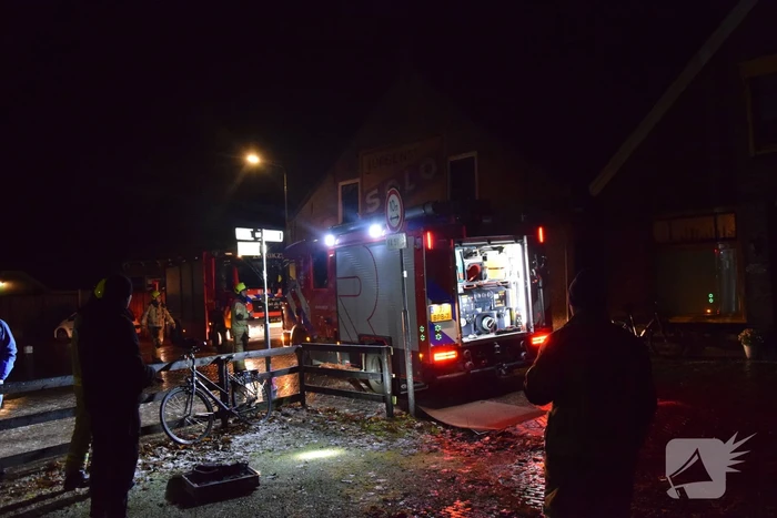 Brandweer wijkt uit voor geparkeerde auto en raakt in de problemen door gladheid