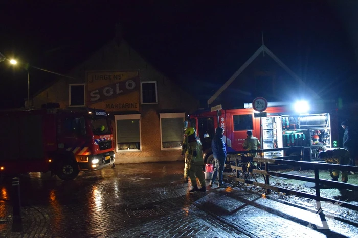 Brandweer wijkt uit voor geparkeerde auto en raakt in de problemen door gladheid