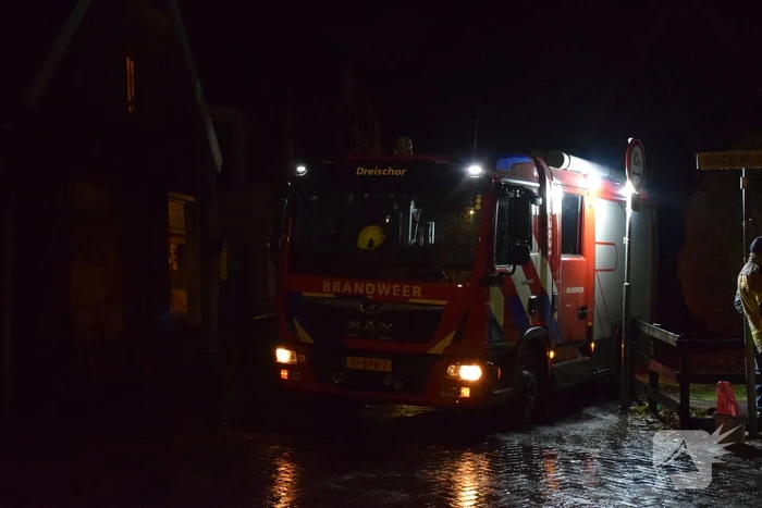 Brandweer wijkt uit voor geparkeerde auto en raakt in de problemen door gladheid