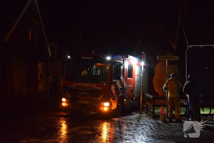 Brandweer wijkt uit voor geparkeerde auto en raakt in de problemen door gladheid
