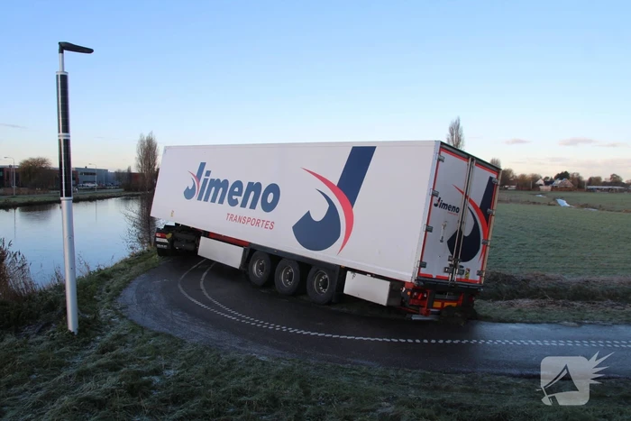 Vrachtwagen rijdt zichzelf vast