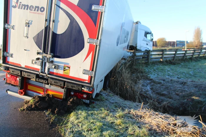 Vrachtwagen rijdt zichzelf vast