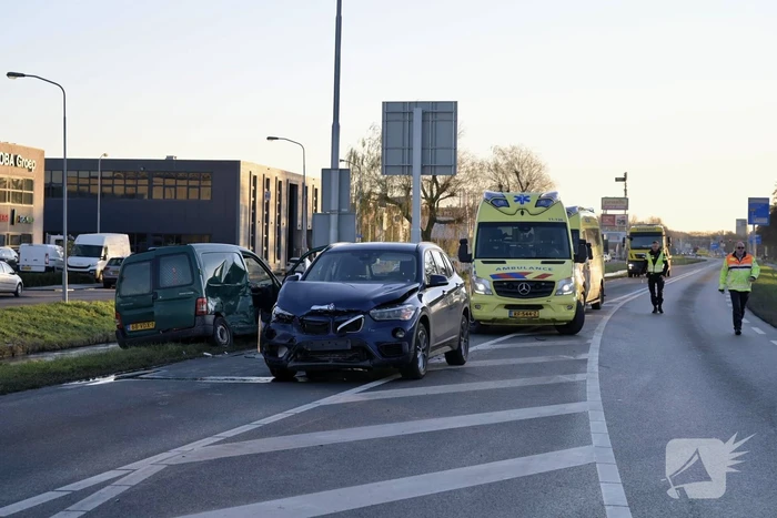 Twee gewonden bij botsing