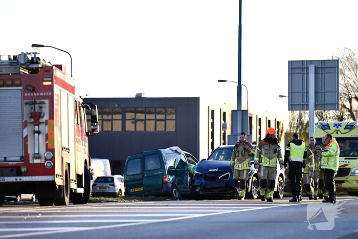 Twee gewonden bij botsing