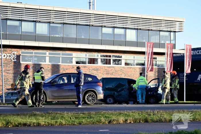 Twee gewonden bij botsing