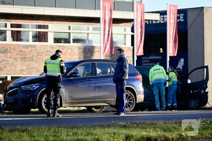 Twee gewonden bij botsing