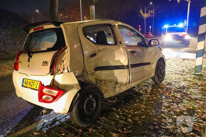 Twee auto's botsen op elkaar