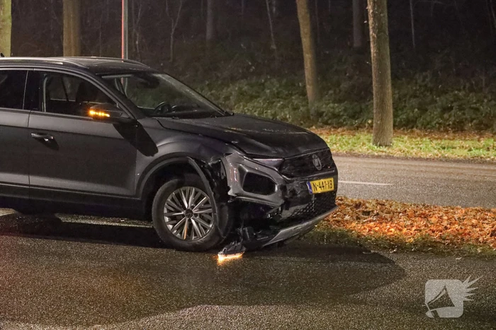 Twee auto's botsen op elkaar