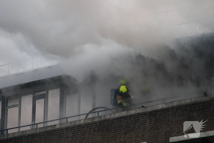 Grote uitslaande brand bij AZC