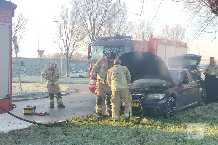 Brand in motorcompartiment van auto