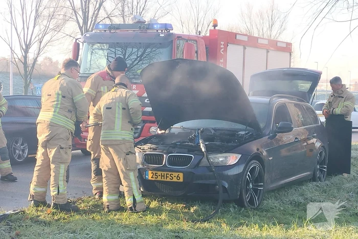 Brand in motorcompartiment van auto