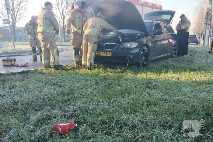 Brand in motorcompartiment van auto