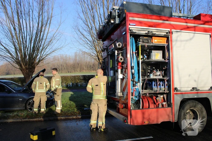 Brand in motorcompartiment van auto