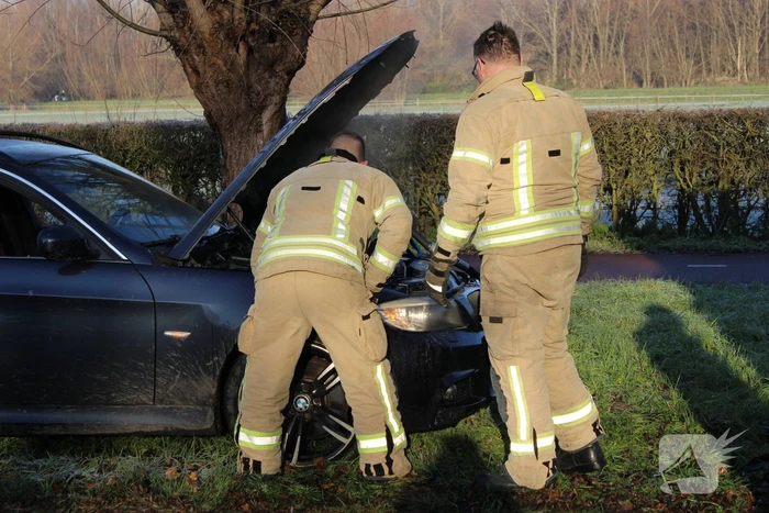 Brand in motorcompartiment van auto